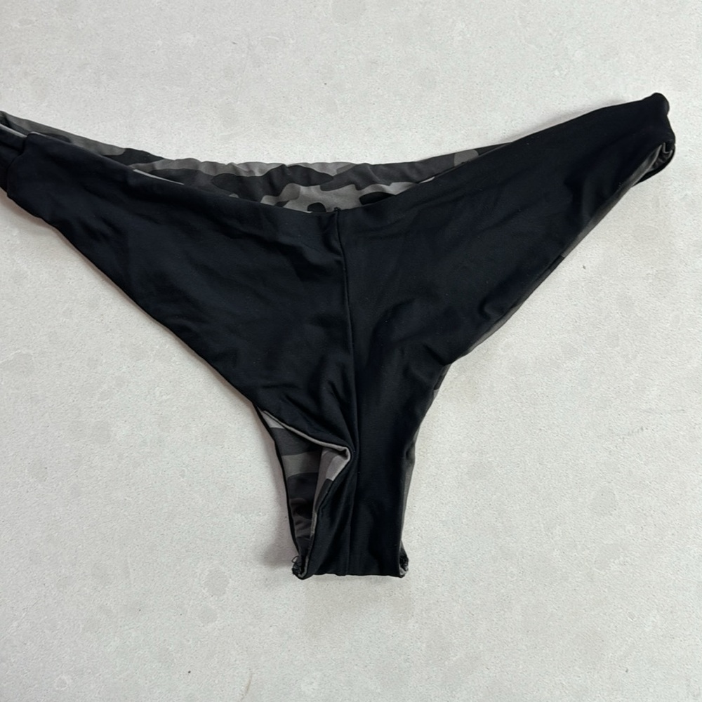 Bikini - Picture 7 of 7